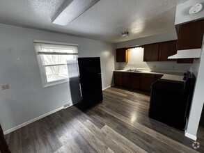 Building Photo - 3 Bedroom house in Bettendorf 2 Bath 1 car...