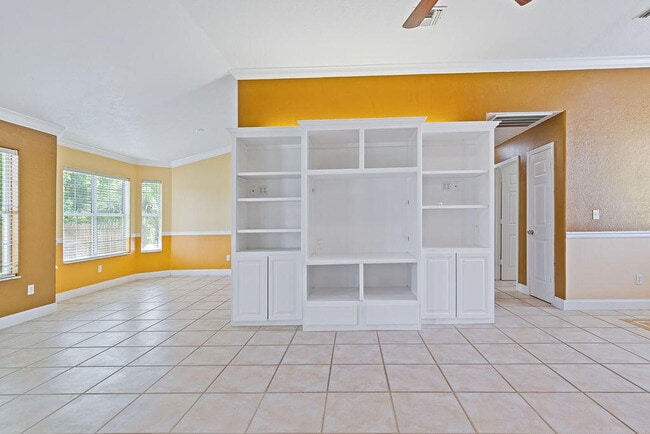 Building Photo - 208 Palm Cir