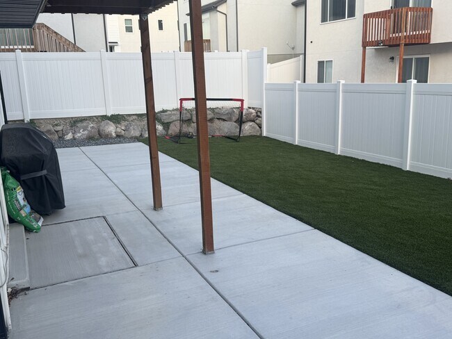 Building Photo - 339 East Mistilake