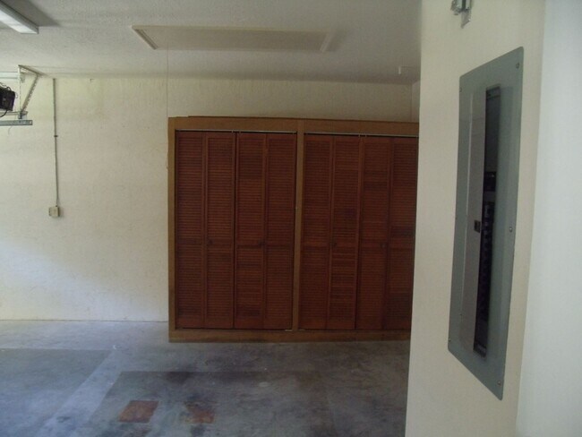 Building Photo - Charming 2BR/2BA Villa with 1-Car Garage i...