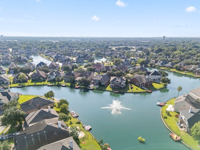 Building Photo - 10011 Lakeside Gables Dr