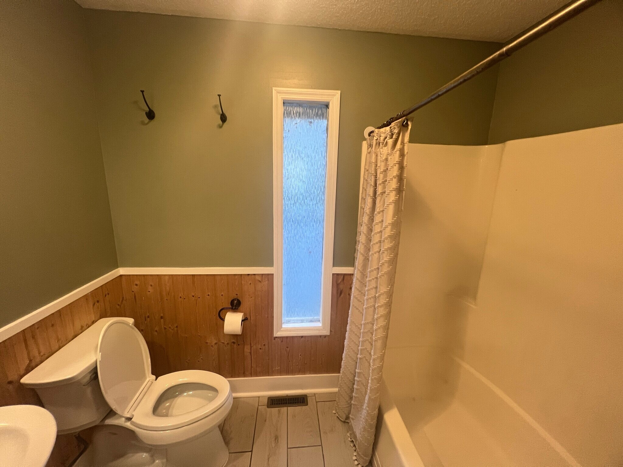 Building Photo - 605 Redstone Dr