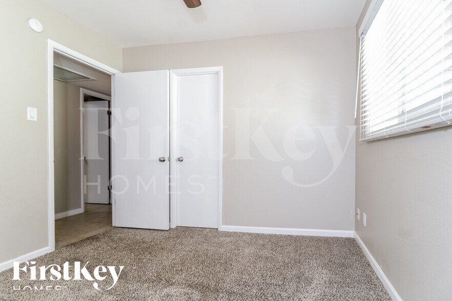 Building Photo - 6836 S Terrace Rd