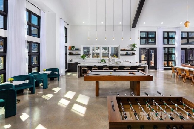 Building Photo - 5617 Oak St