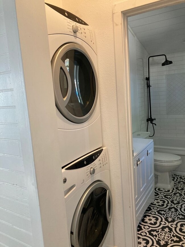 Building Photo - *READY FOR MOVE IN* Victorian Home In Reno