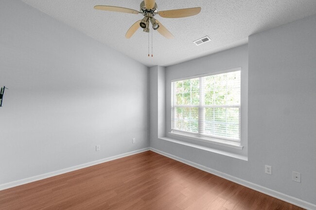 Building Photo - Charming 2-Bedroom Townhome in Prime Locat...