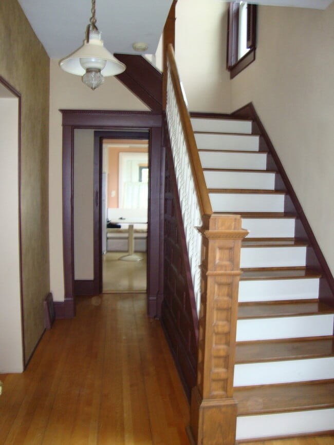 Building Photo - Walking Distance to St. Mary's Hospital an...