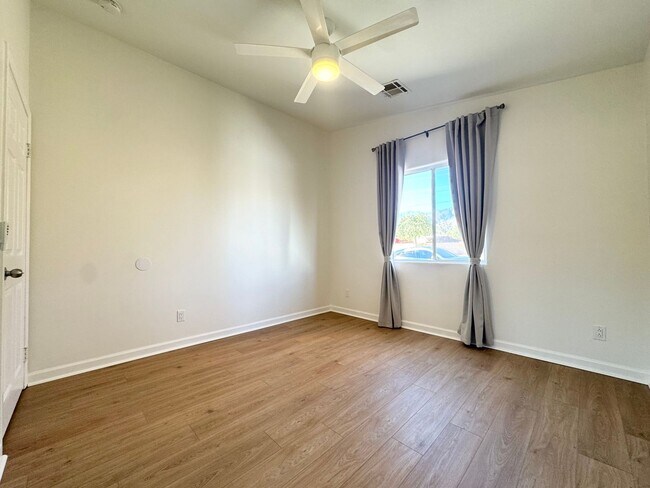 Building Photo - COMING SOON!!! Lovely 3 Bedroom / 2 Bath Apartment in Cathedral City!