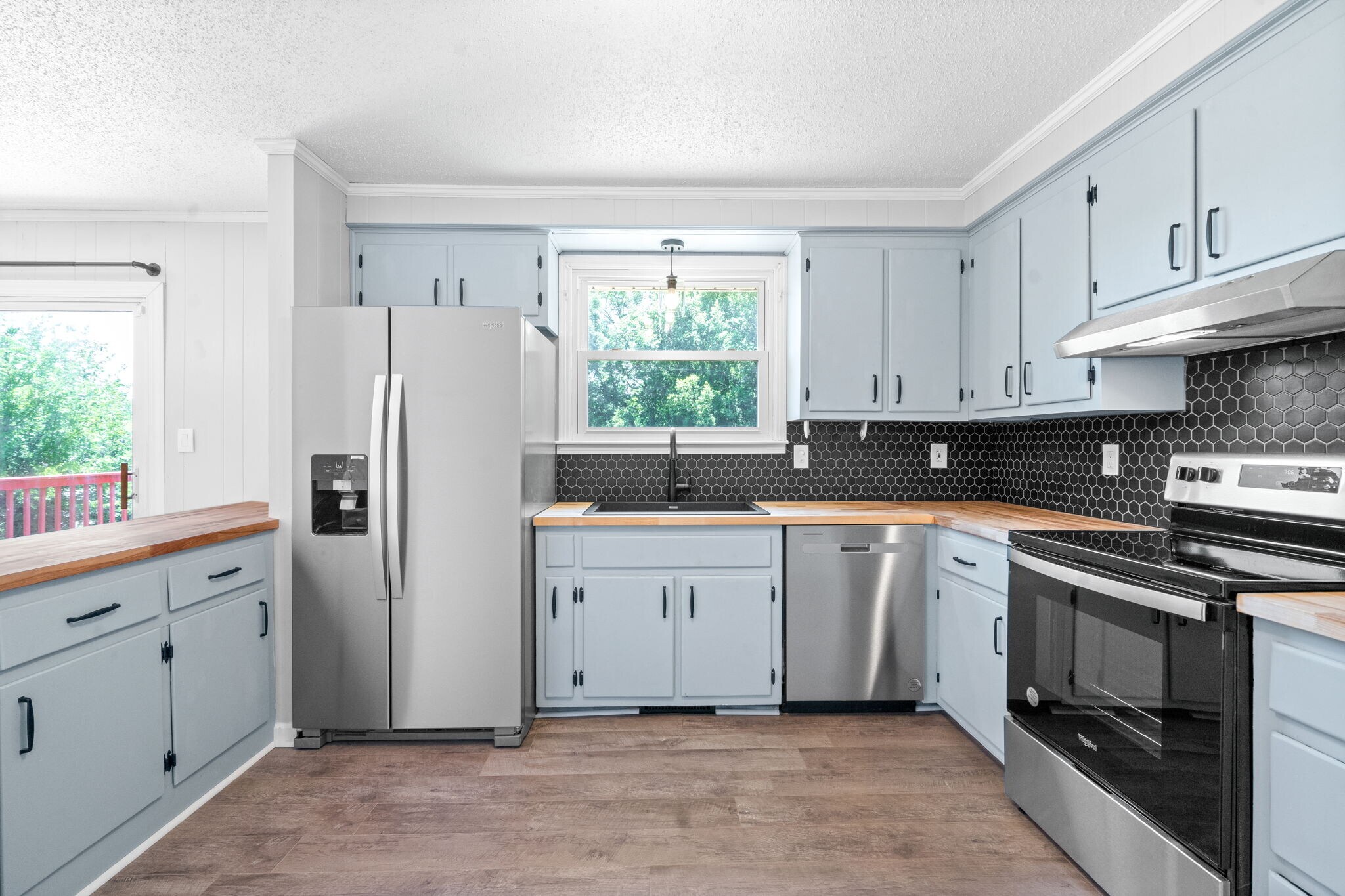 Building Photo - 208 Aster Dr