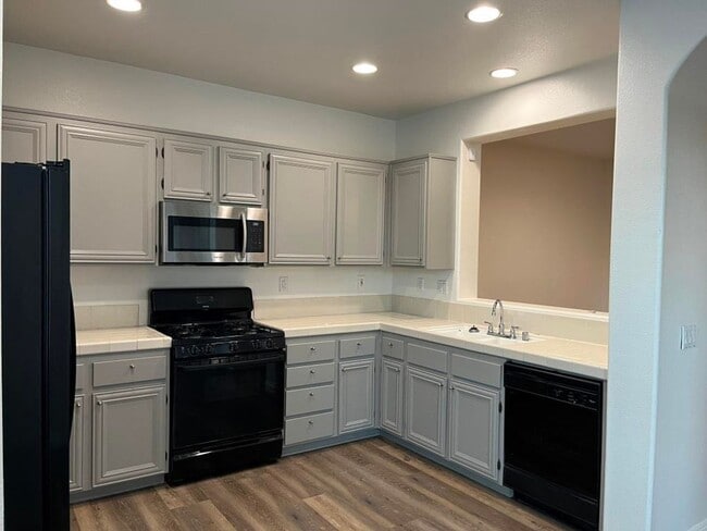 Building Photo - 4Bed/2.5Bath Home in the Brisbane complex~ Brisbane