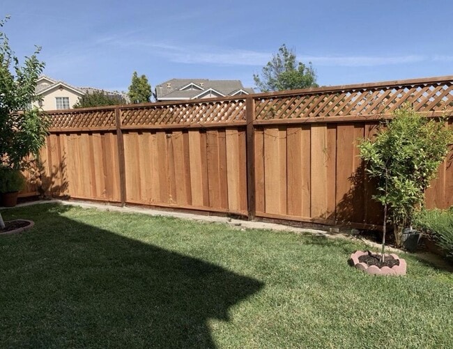 Building Photo - 4 Bed 2.5 Bath Single Family Home In San R...