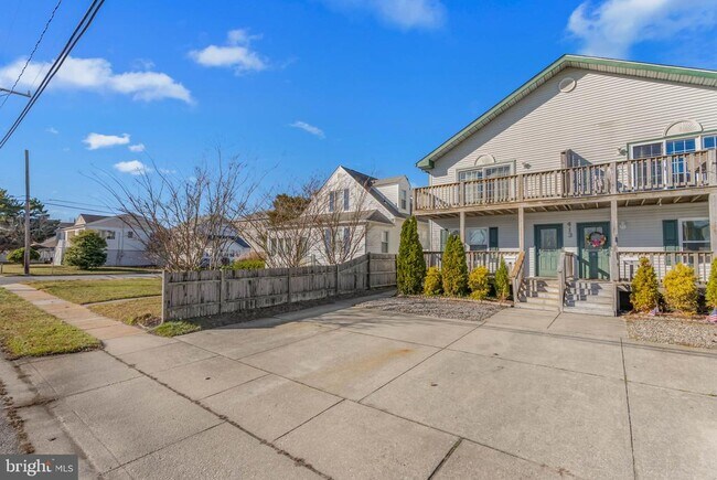 Building Photo - 413 W Beach Ave