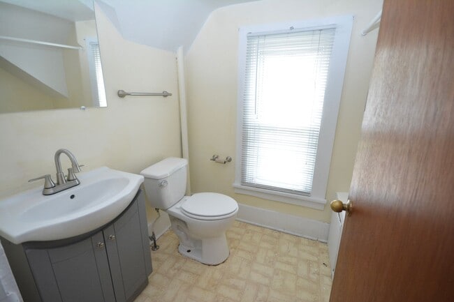 Building Photo - Charming 2 bedroom with beautiful features!