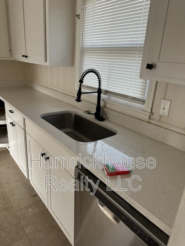 Building Photo - 1601 Grovewood Dr