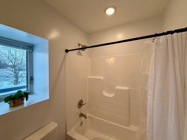 Building Photo - 719 N 3rd Ave