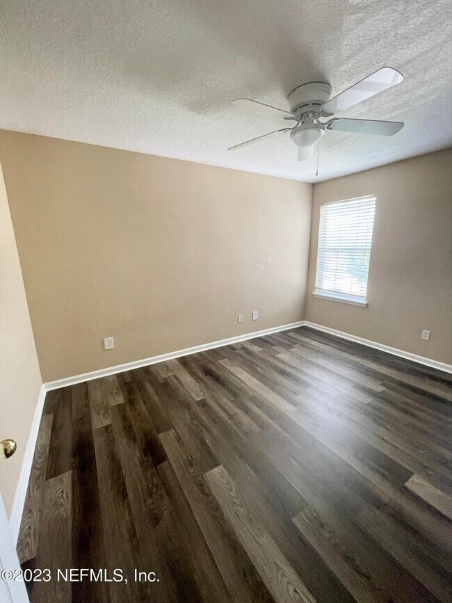 Building Photo - 549 Scrub Jay Dr