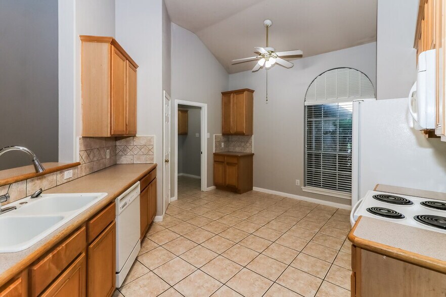 Building Photo - 810 Courtside Dr E