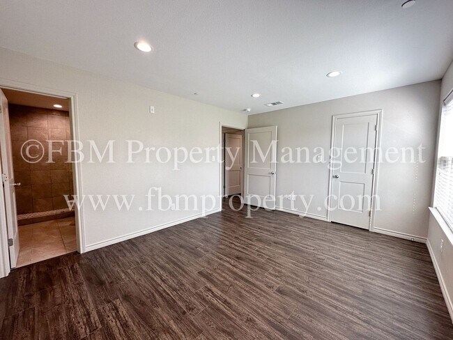 Building Photo - Hidden Creek, Unit 211 - Gorgeous 2 Bedroo...