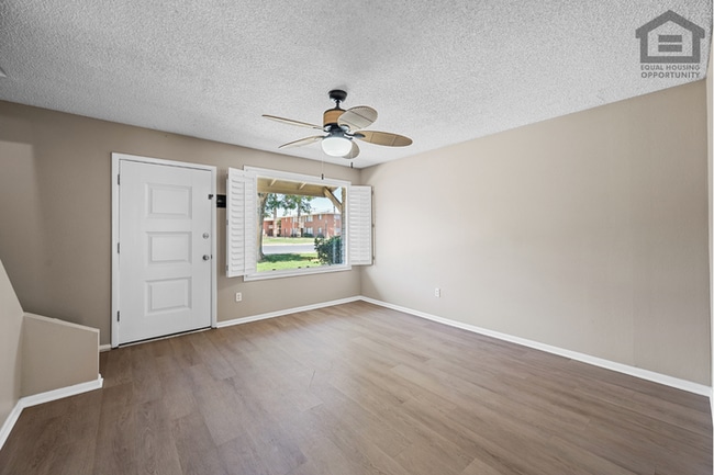 Building Photo - 2Bed/1.5Bath Townhome at 15th Ave/Camelback! Ready for Immediate Move-In!
