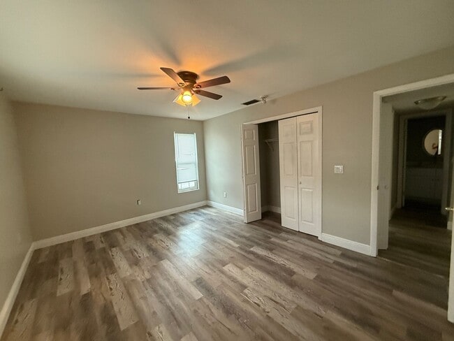 Building Photo - 2/1 UPDATED UNIT in a Triplex