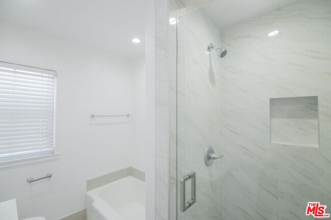 Building Photo - 8563 Holloway Dr