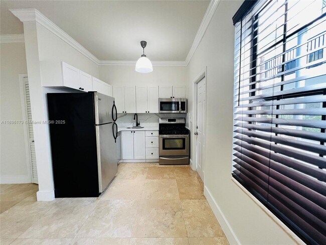 Building Photo - 1470 Lincoln Terrace