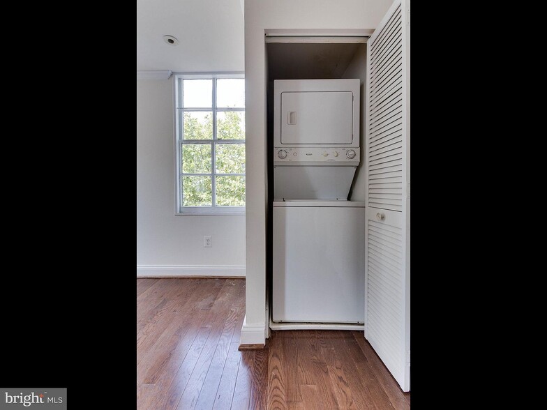 In Unit Washer/Dryer - 322 S Washington St