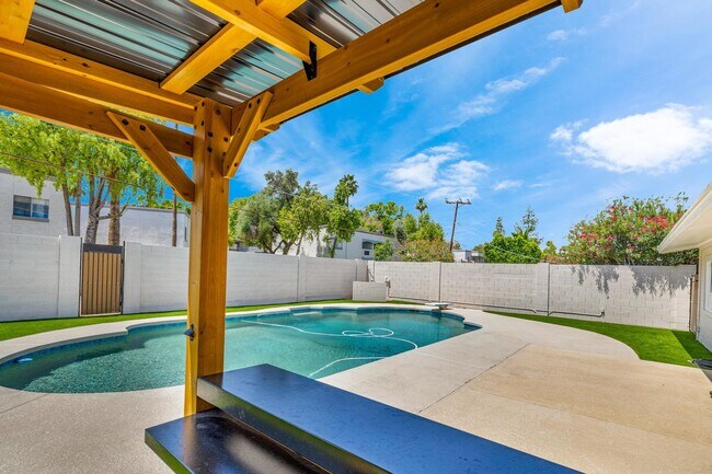 Building Photo - 6 Bedroom/4 Bath - Fully Remodeled