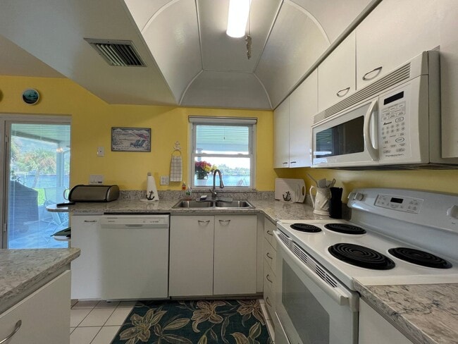 Building Photo - $3,300/month ** Short Term / Seasonal - Fu...