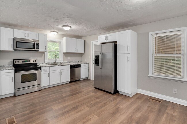 Building Photo - 141 Buckingham~Fayetteville, NC 28301