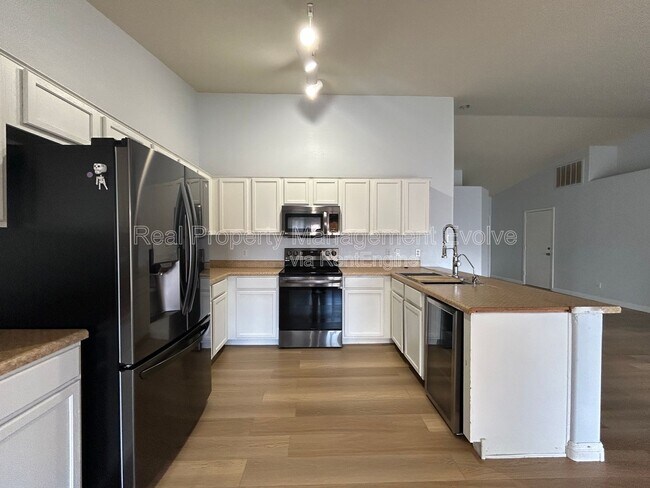 Building Photo - 4926 E Whitehall Dr