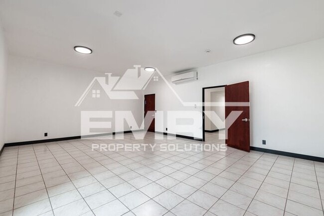 Building Photo - 942 S Gerhart Ave