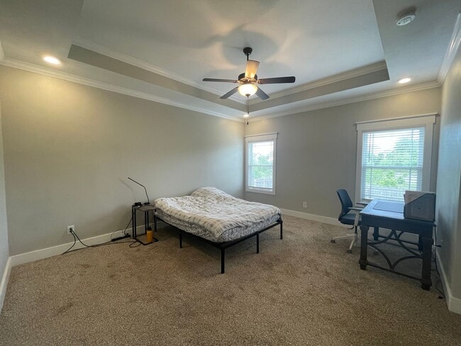 Building Photo - 5 Bedroom 3 1/2 Bath Home For Rent!