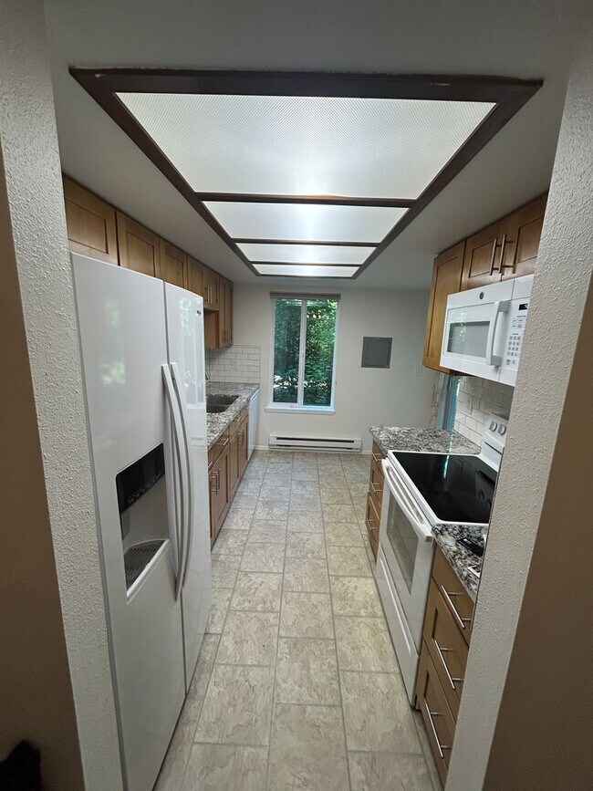 Building Photo - 3 Bed, 1.75 bath Condo w/2 parking spots i...