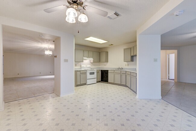 Building Photo - Spacious Single-Story Living in Meadow Brook