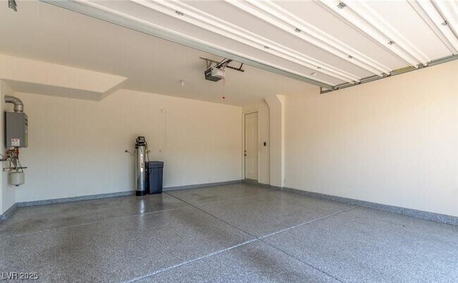 Building Photo - 12556 Skylight View St