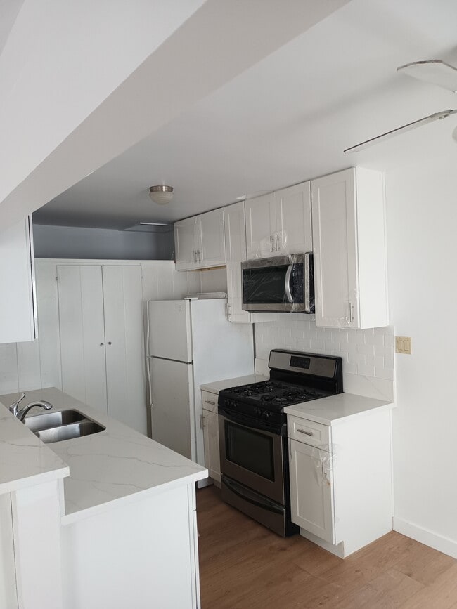 Building Photo - 554 8th St
