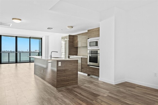 Building Photo - 460 NE 28th St