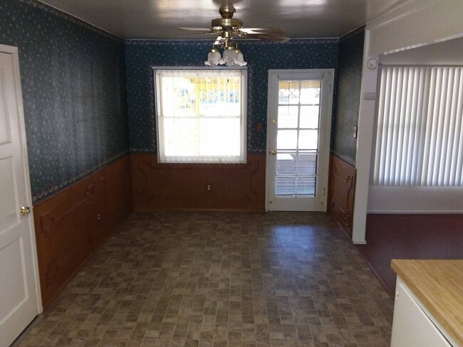 Building Photo - 121-123 Poole St