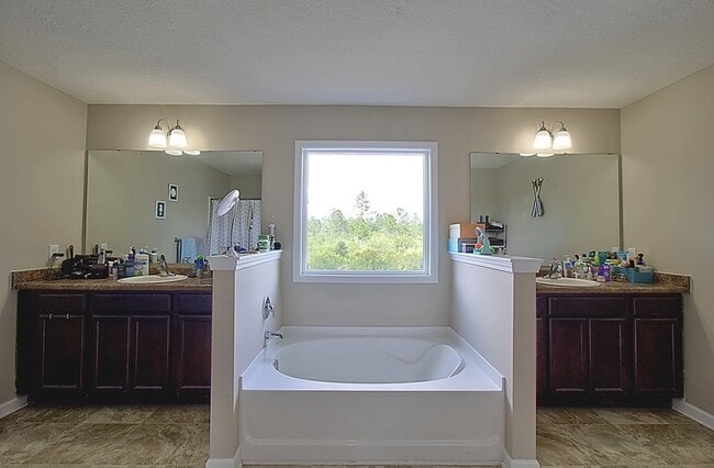 Building Photo - 1303 Windrow Dr