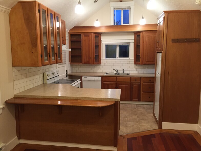 Building Photo - 908 E 8th St