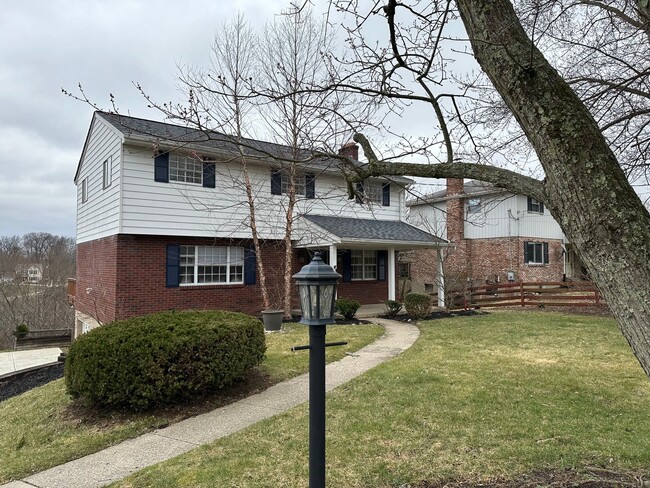 Building Photo - Colerain- 4 bed 2.5 bath 2 car garage Trad...