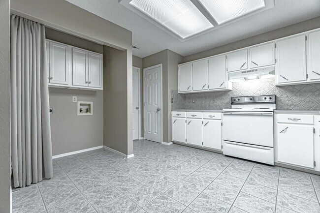 Building Photo - Quiet and Quaint Duplex in Rogers!