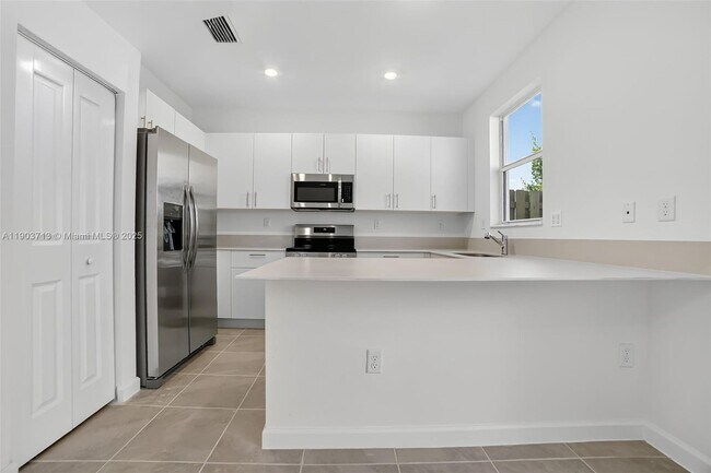 Building Photo - 2748 SE 26th Ave