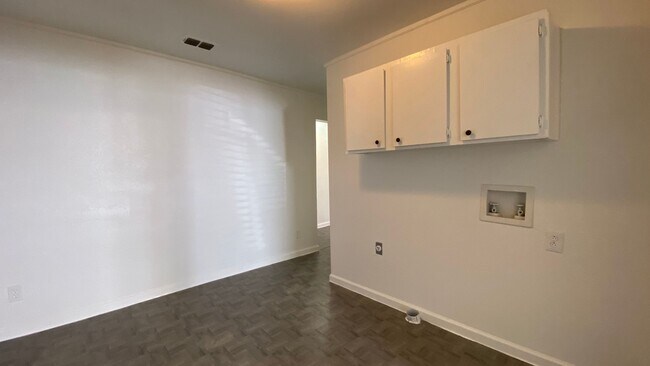 Building Photo - AVAILABLE NOW 3 BEDROOM 2 BATH HOME WITH BONUS ROOM IN RIVER OAKS