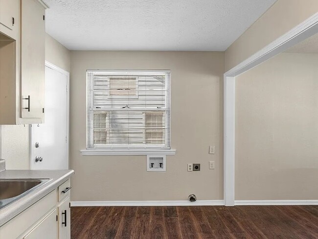 Building Photo - 1439 Belwood St