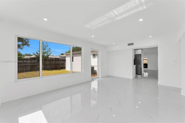 Building Photo - 1390 SW 50th Ave