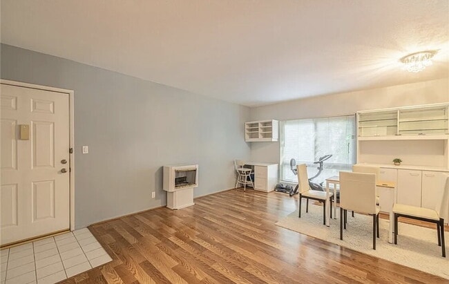 Building Photo - "Chic Woodland Hills Retreat: Spacious 1-B...