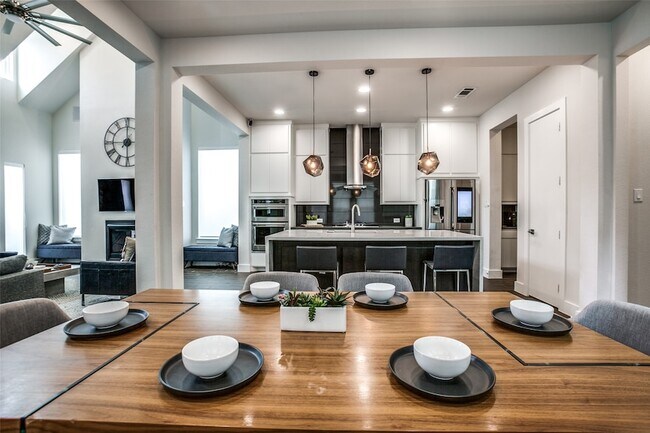 Building Photo - 7021 Royal View Dr