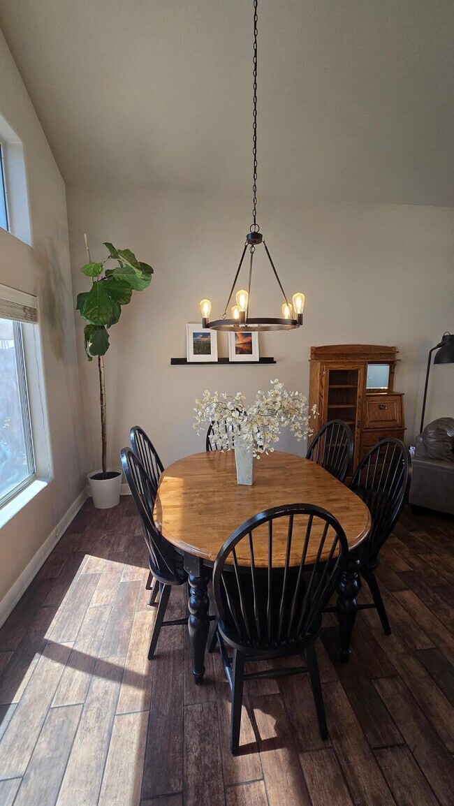 Building Photo - 8213 W Quail Ave